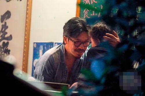 眼镜男吃瓜爆料